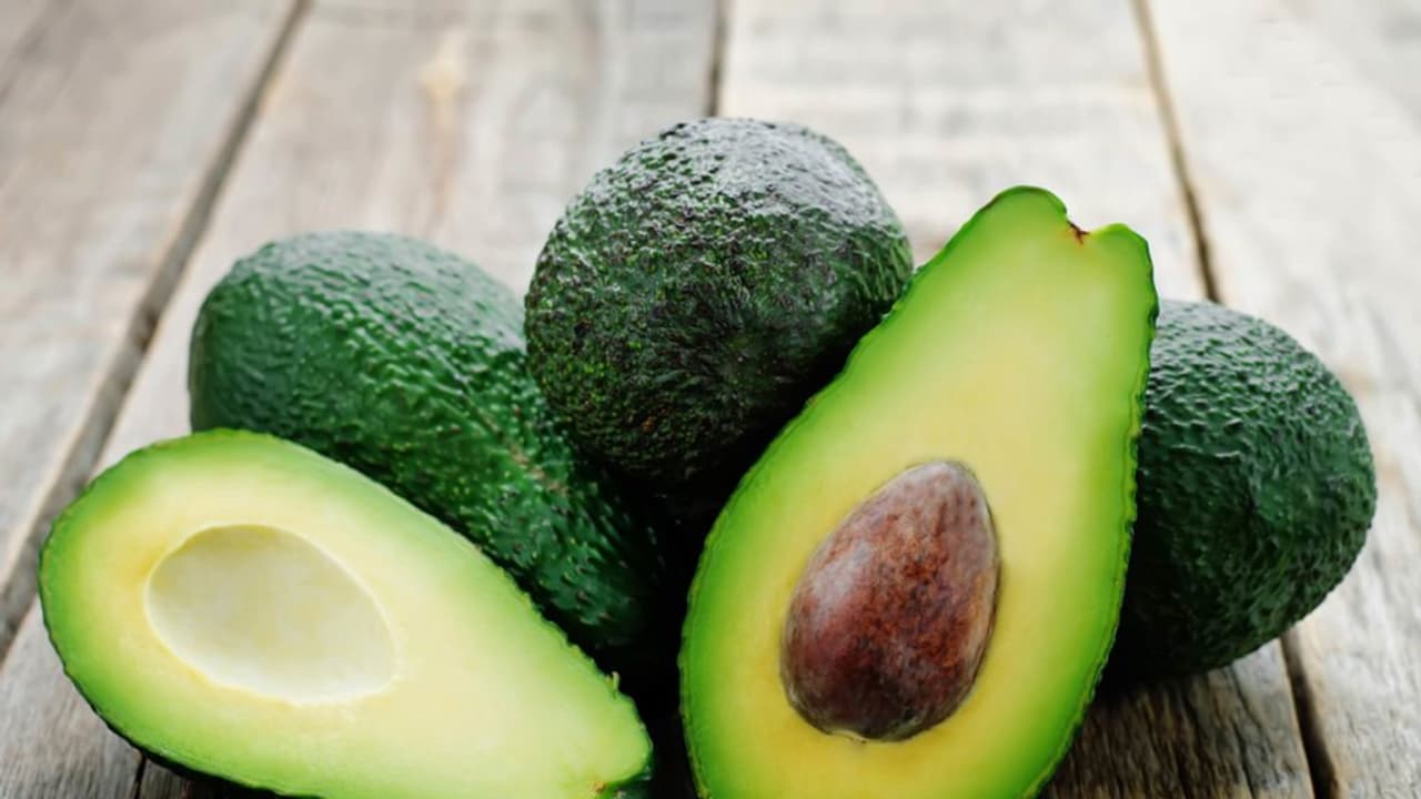 ഒറ്റമരത്തിലെ പഴങ്ങളിൽ നിന്നും 50000 രൂപ വരെ, അവക്കാഡോ ചില്ലറക്കാരനല്ല; കള്ളന്മാരും പിന്നാലെ..!