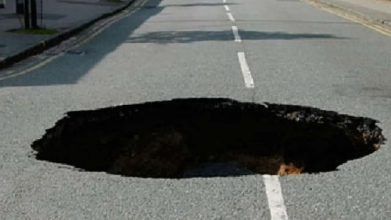 Bengaluru: Road caves in on Lalbagh main road Bengaluru: Road caves in on Lalbagh main road