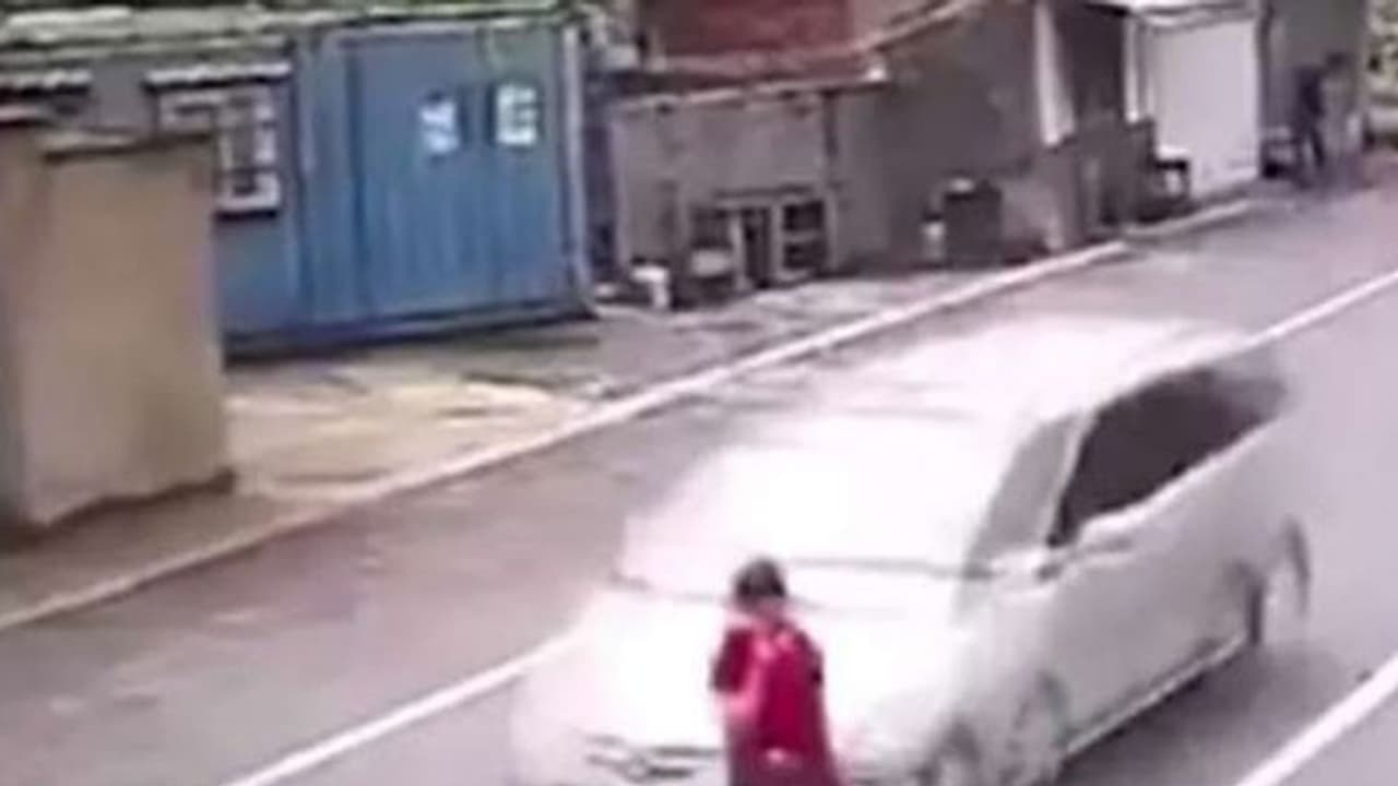 എന്തൊരു ഭാഗ്യം; ഫോണില് സംസാരിച്ച് റോഡ് മുറിച്ചുകടന്ന യുവതിക്ക് സംഭവിച്ചത് എന്തൊരു ഭാഗ്യം; ഫോണില് സംസാരിച്ച് റോഡ് മുറിച്ചുകടന്ന യുവതിക്ക് സംഭവിച്ചത്