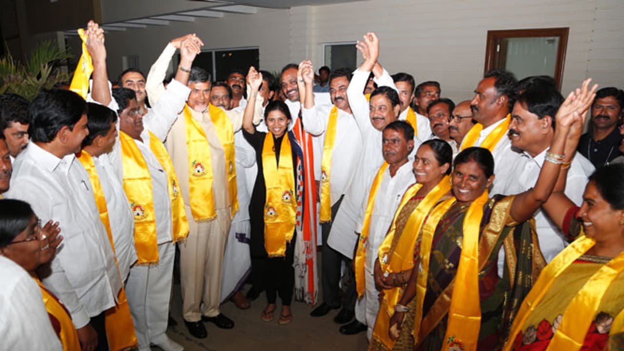 ఫిరాయింపులతో చంద్రబాబుకు తలనొప్పులు ఫిరాయింపులతో చంద్రబాబుకు తలనొప్పులు