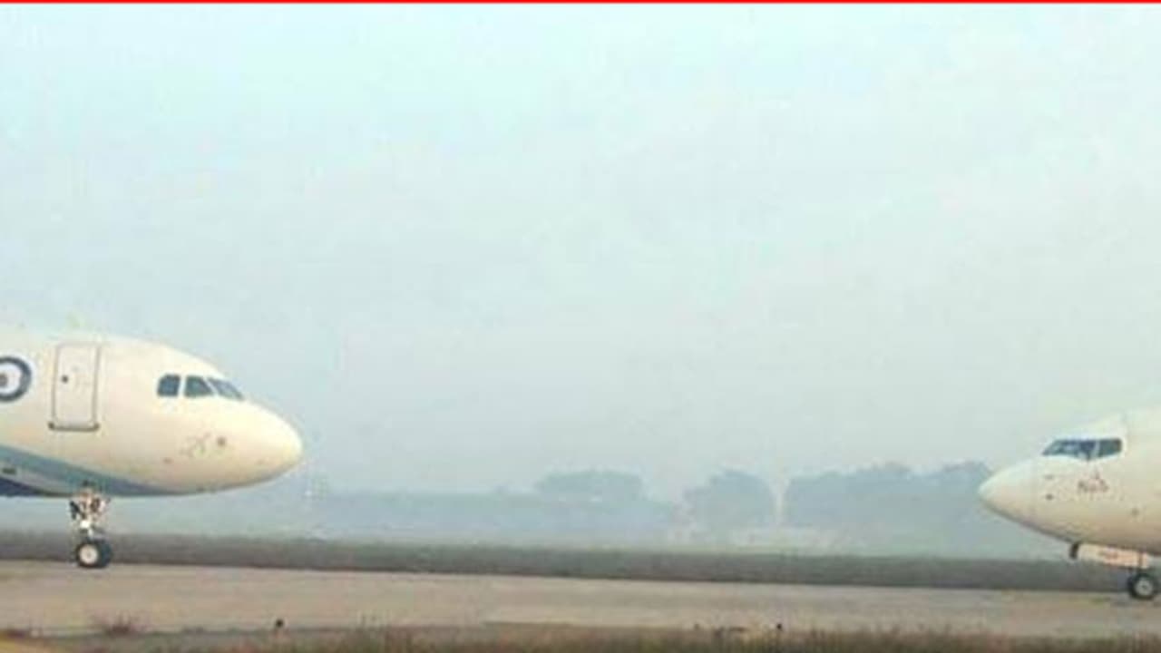 ದೆಹಲಿ ಏರ್ಪೋರ್ಟ್'ನಲ್ಲಿ ತಪ್ಪಿದ ಭಾರೀ ಅನಾಹುತ : ರನ್ ವೇಯಲ್ಲಿ ಎದುರು ಬದುರಾದ 2 ವಿಮಾನಗಳು ದೆಹಲಿ ಏರ್ಪೋರ್ಟ್'ನಲ್ಲಿ ತಪ್ಪಿದ ಭಾರೀ ಅನಾಹುತ : ರನ್ ವೇಯಲ್ಲಿ ಎದುರು ಬದುರಾದ 2 ವಿಮಾನಗಳು