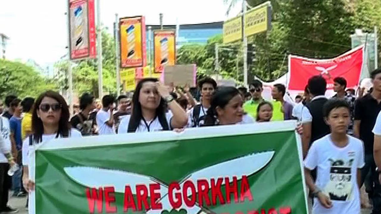 ഹര്ത്താലിനിടയില് കൊച്ചിയില് ഗൂര്ഖാലാന്ഡിനായി പ്രക്ഷോഭം ഹര്ത്താലിനിടയില് കൊച്ചിയില് ഗൂര്ഖാലാന്ഡിനായി പ്രക്ഷോഭം