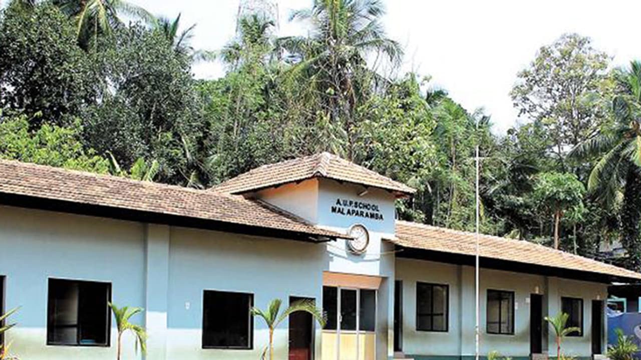 സ്കൂളുകള് ഏറ്റെടുത്താന് പ്രശ്നം തീരുമെന്ന് ആര് പറഞ്ഞു? സ്കൂളുകള് ഏറ്റെടുത്താന് പ്രശ്നം തീരുമെന്ന് ആര് പറഞ്ഞു?