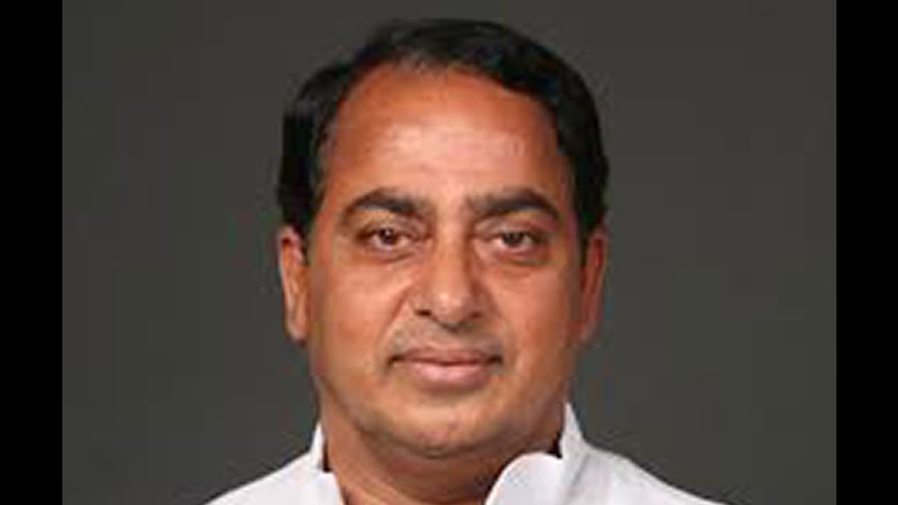 ఇంద్రకరణ్ రెడ్డికి షాక్: నిర్మల్ ఛైర్మెన్, కౌన్సిలర్లు టీఆర్ఎస్‌కు రాజీనామా