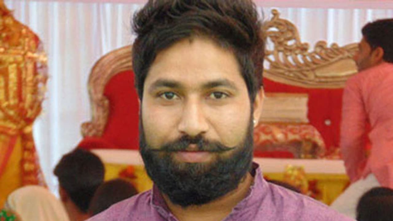 പ്രണയം തെളിയിക്കാൻ സ്വയം വെടിയുതിര്ത്ത് യുവമോർച്ചാ നേതാവ് പ്രണയം തെളിയിക്കാൻ സ്വയം വെടിയുതിര്ത്ത് യുവമോർച്ചാ നേതാവ്