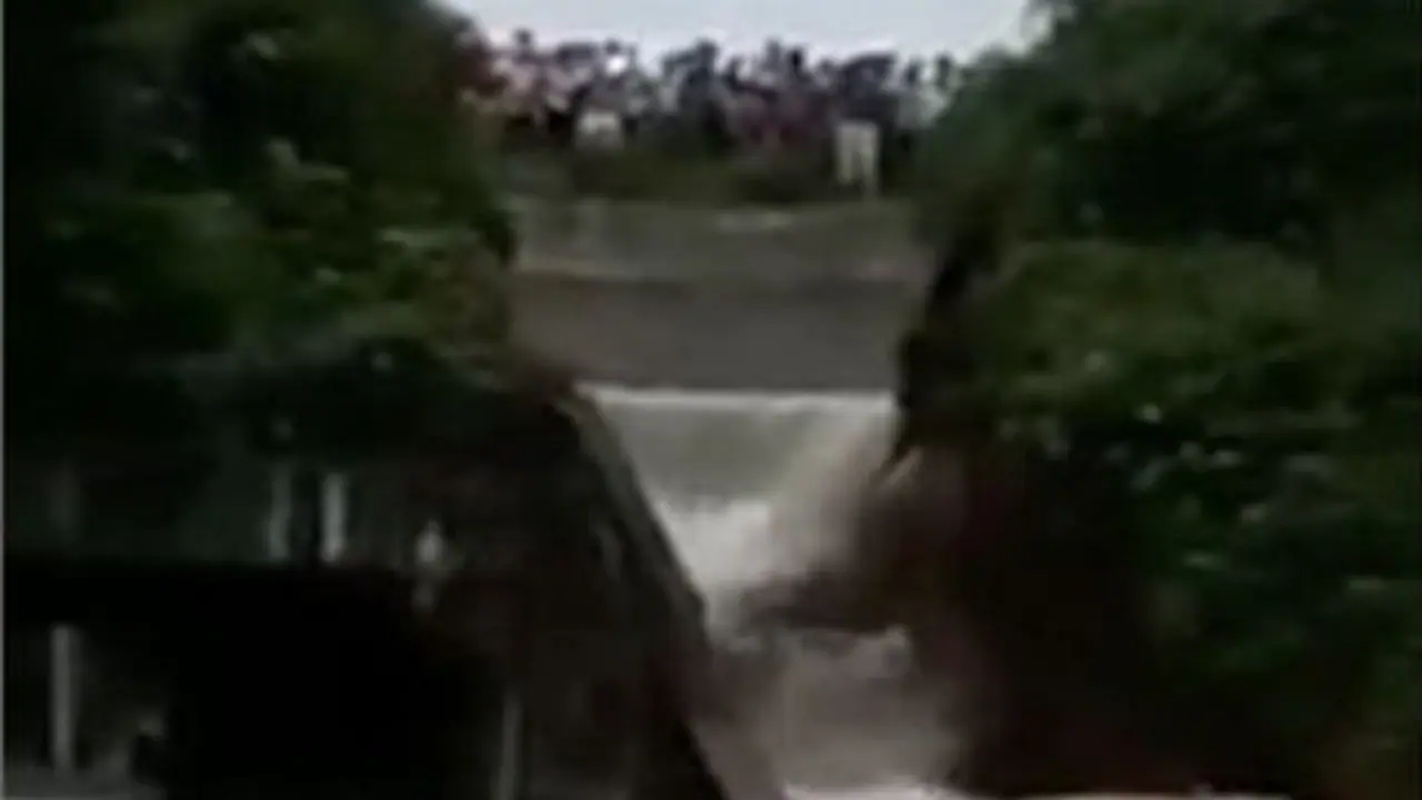 திறப்புக்கு முன்பே தானாகவே திறந்து கொண்ட அணை! ஊருக்குள் பாய்ந்த வெள்ளத்தால் மக்கள் அவதி! திறப்புக்கு முன்பே தானாகவே திறந்து கொண்ட அணை! ஊருக்குள் பாய்ந்த வெள்ளத்தால் மக்கள் அவதி!