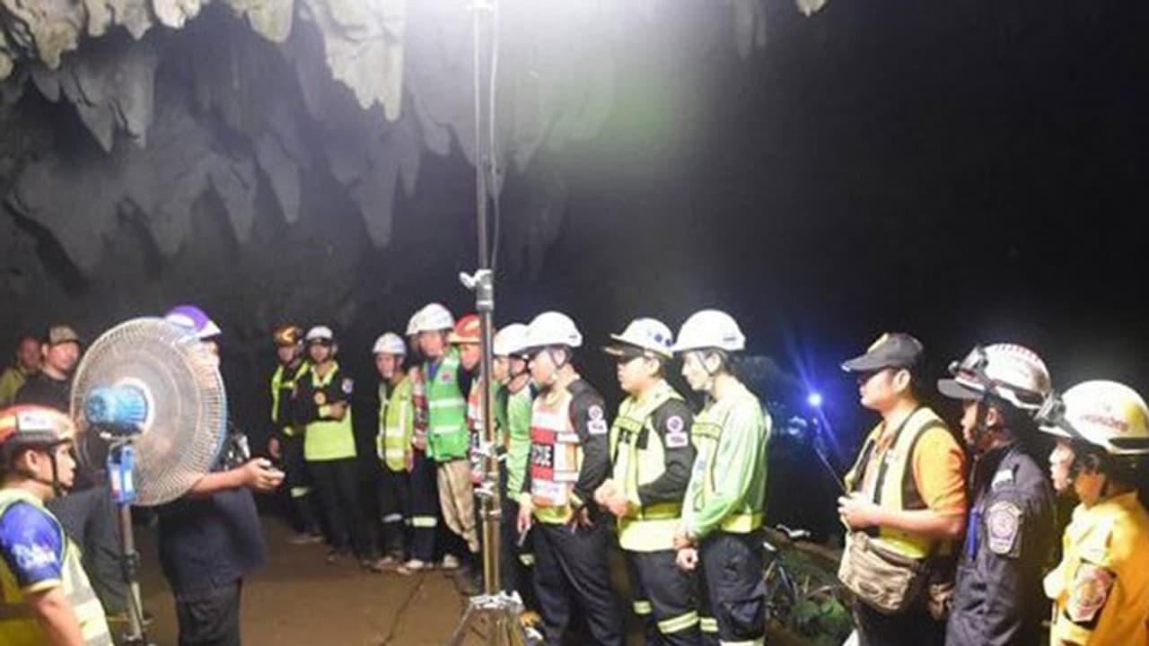 ഫുട്ബോള് താരങ്ങള് ഗുഹയില് കുടുങ്ങി; 36 മണിക്കൂര് പിന്നിട്ട് രക്ഷാപ്രവര്ത്തനം ഫുട്ബോള് താരങ്ങള് ഗുഹയില് കുടുങ്ങി; 36 മണിക്കൂര് പിന്നിട്ട് രക്ഷാപ്രവര്ത്തനം