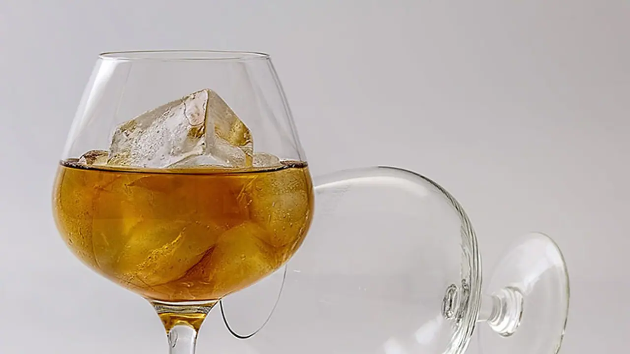 17 ഗ്ലാസുകളില് ഒരേ സമയം മദ്യം മിക്സ് ചെയ്യുന്ന അപൂര്വ്വ പ്രകടനം 17 ഗ്ലാസുകളില് ഒരേ സമയം മദ്യം മിക്സ് ചെയ്യുന്ന അപൂര്വ്വ പ്രകടനം