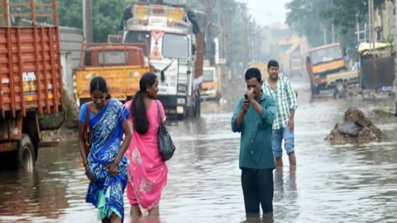 வெய்யிலைப் பார்த்து ஏமாந்துடாதீங்க... மாலைலதான் இருக்கு மழைக் கச்சேரி... வெய்யிலைப் பார்த்து ஏமாந்துடாதீங்க... மாலைலதான் இருக்கு மழைக் கச்சேரி...