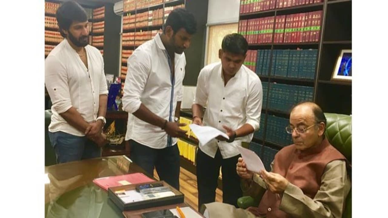 "மத்திய மாநில அரசை இனி நம்ப வேண்டாம்" ஜெட்லியை சந்தித்த பின் சீறிய விஷால் "மத்திய மாநில அரசை இனி நம்ப வேண்டாம்" ஜெட்லியை சந்தித்த பின் சீறிய விஷால்