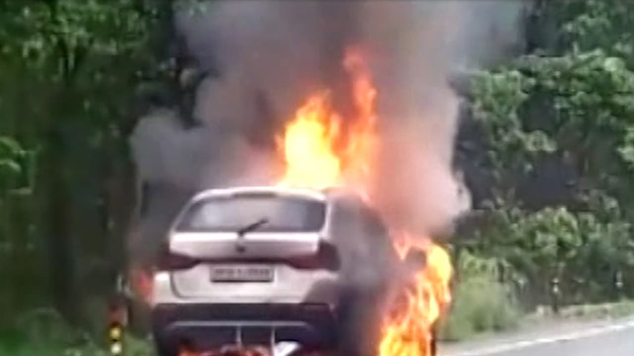 తప్పుడు వార్తలు ప్రసారం చేస్తున్నారని ఆరోపిస్తూ ఎన్టీవీ లైవ్ వ్యాన్ తగులబెట్టిన అల్లరి మూక