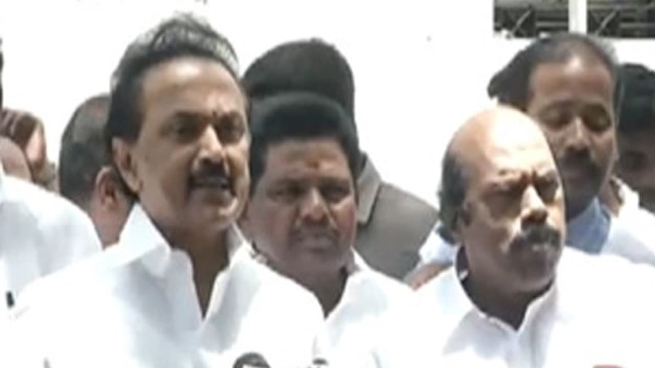 தலைமை செயலரின் உறவினர் எஸ்.வி.சேகரை கைது செய்ய அரசு தயக்கம் காட்டுகிறது: ஸ்டாலின் குற்றச்சாட்டு தலைமை செயலரின் உறவினர் எஸ்.வி.சேகரை கைது செய்ய அரசு தயக்கம் காட்டுகிறது: ஸ்டாலின் குற்றச்சாட்டு