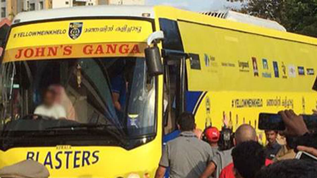 ബ്ലാസ്റ്റേഴ്സിന്റെ ബസ് മോട്ടോര് വാഹന വകുപ്പ് പൊക്കി ബ്ലാസ്റ്റേഴ്സിന്റെ ബസ് മോട്ടോര് വാഹന വകുപ്പ് പൊക്കി