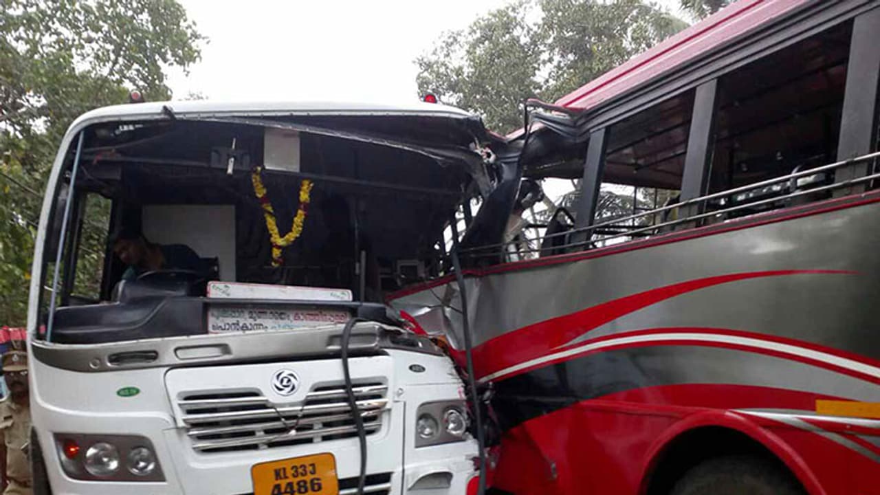 ചെന്നിത്തലയിൽ സ്വകാര്യബസ്സുകള് കൂട്ടിയിടിച്ച് 14 പേർക്ക് പരിക്ക് ചെന്നിത്തലയിൽ സ്വകാര്യബസ്സുകള് കൂട്ടിയിടിച്ച് 14 പേർക്ക് പരിക്ക്