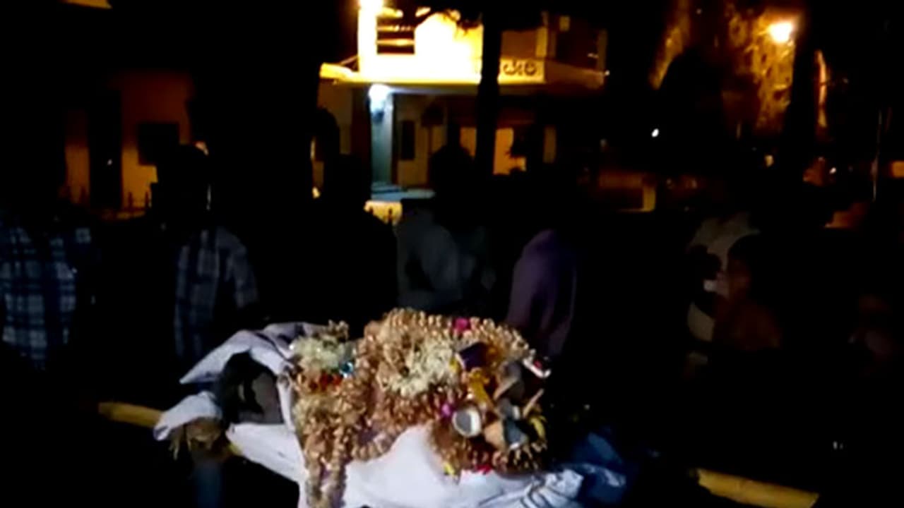 ಶವಸಂಸ್ಕಾರಕ್ಕೆ ವಿರೋಧ; ಜಿಲ್ಲಾಧಿಕಾರಿ ಕಚೇರಿ ಮುಂದೆ ಶವವಿಟ್ಟು ಪ್ರತಿಭಟಿಸಿದ ದಲಿತರು ಶವಸಂಸ್ಕಾರಕ್ಕೆ ವಿರೋಧ; ಜಿಲ್ಲಾಧಿಕಾರಿ ಕಚೇರಿ ಮುಂದೆ ಶವವಿಟ್ಟು ಪ್ರತಿಭಟಿಸಿದ ದಲಿತರು