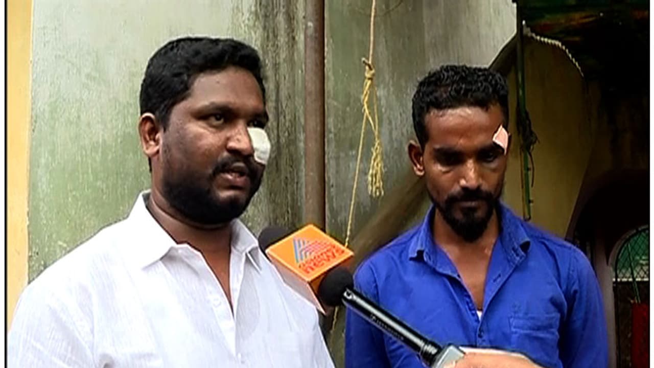 മര്ദ്ദനത്തിന് പുറമേ കള്ളക്കേസും; കൊച്ചിയില് പൊലീസ് മര്ദ്ദനത്തിന് ഇരയായവര് ആശങ്കയില് മര്ദ്ദനത്തിന് പുറമേ കള്ളക്കേസും; കൊച്ചിയില് പൊലീസ് മര്ദ്ദനത്തിന് ഇരയായവര് ആശങ്കയില്