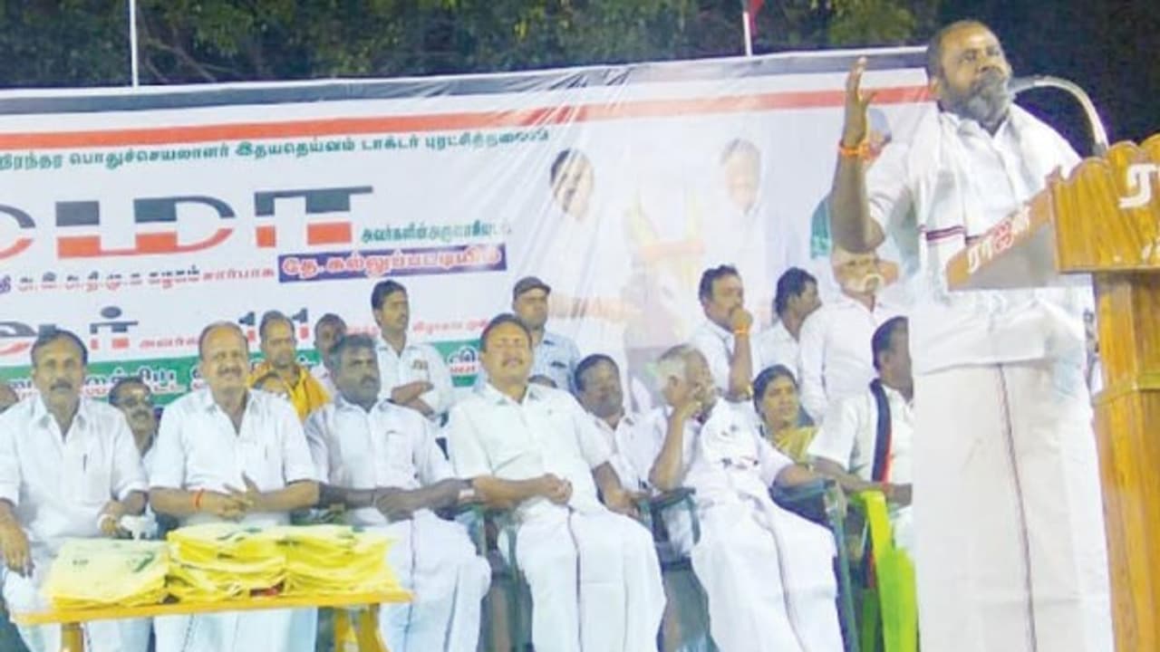 இனி 20 ரூபாய் நோட்டு டோக்கன் மாயாஜாலம் எப்போதும் எடுபடாது இப்போதான் புரிந்து கொண்டாராம் அமைச்சர் உதயகுமார்... இனி 20 ரூபாய் நோட்டு டோக்கன் மாயாஜாலம் எப்போதும் எடுபடாது இப்போதான் புரிந்து கொண்டாராம் அமைச்சர் உதயகுமார்...