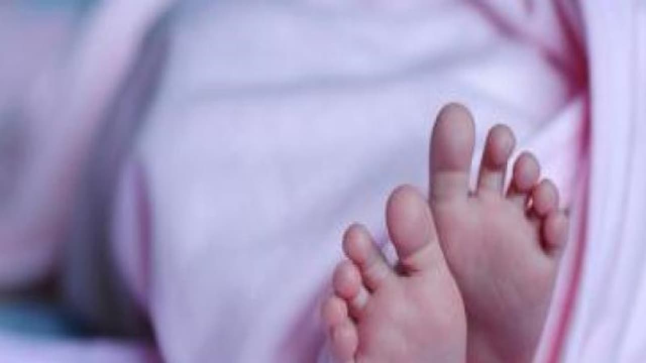 విమానంలో.. ఊపిరాడక 11నెలల చిన్నారి మృతి