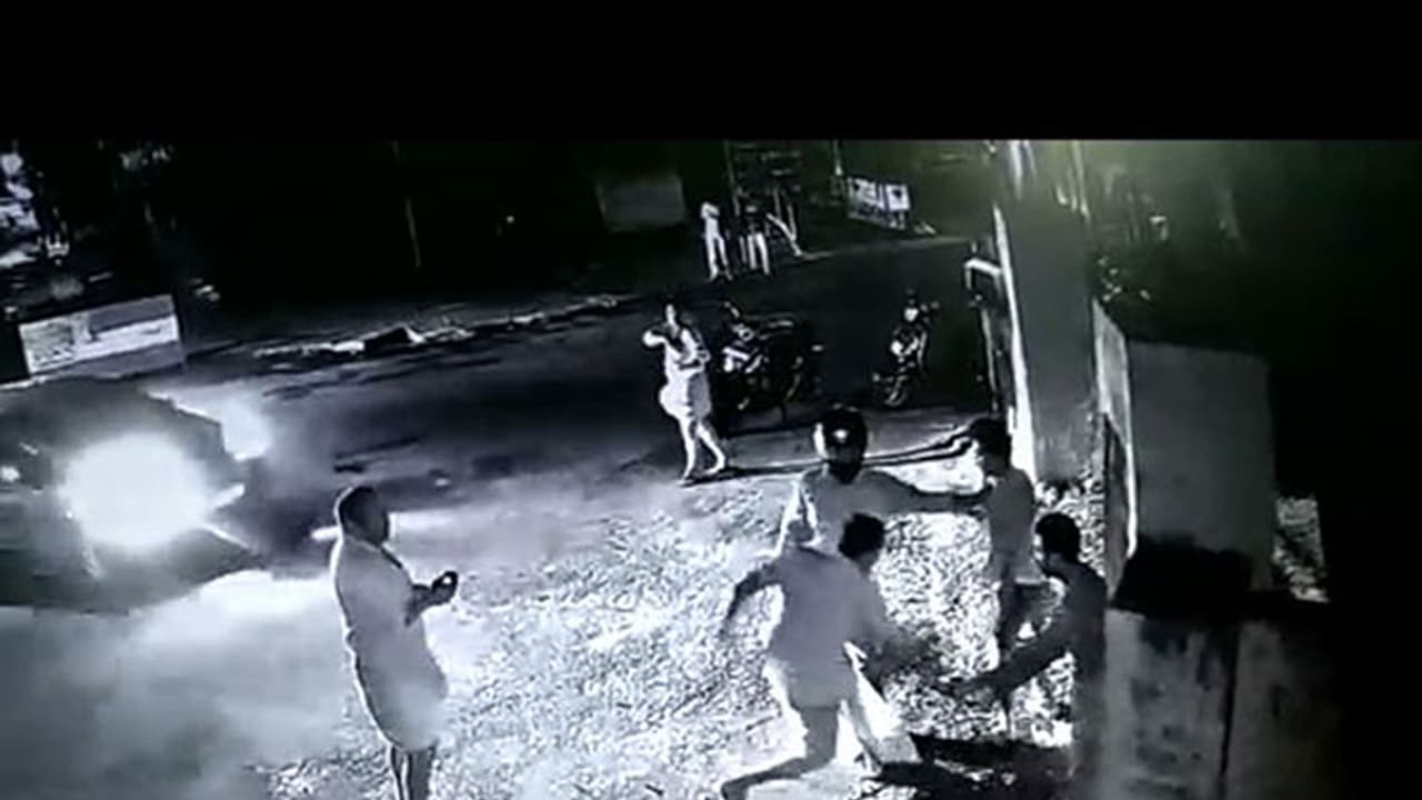 കളമശ്ശേരിയിൽ യുവാവിനെ അക്രമികൾ വെട്ടി പരുക്കേൽപ്പിച്ച ദൃശ്യം പുറത്ത് കളമശ്ശേരിയിൽ യുവാവിനെ അക്രമികൾ വെട്ടി പരുക്കേൽപ്പിച്ച ദൃശ്യം പുറത്ത്