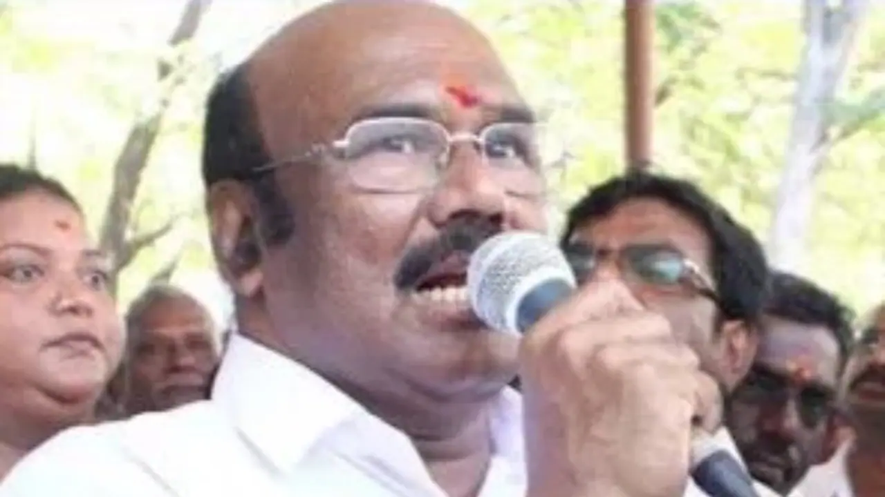 குண்டும் குழியுமான சாலைகள் விரைவில் சீரமைக்கப்படும்: அமைச்சர் ஜெயக்குமார் குண்டும் குழியுமான சாலைகள் விரைவில் சீரமைக்கப்படும்: அமைச்சர் ஜெயக்குமார்