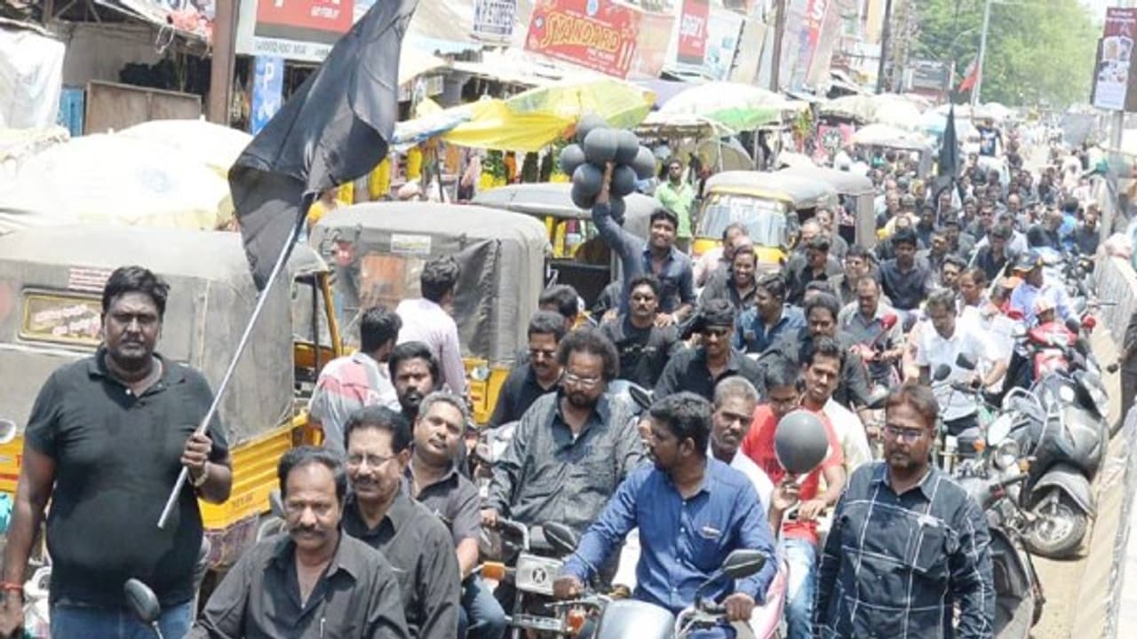 மோடிக்கு எதிர்ப்பு காட்ட நூற்றுக்கணக்கில் புறப்பட்ட திமுகவினர்; கருப்பு சட்டை அணிந்து வாகனங்களில் ஊர்வலம்... மோடிக்கு எதிர்ப்பு காட்ட நூற்றுக்கணக்கில் புறப்பட்ட திமுகவினர்; கருப்பு சட்டை அணிந்து வாகனங்களில் ஊர்வலம்...
