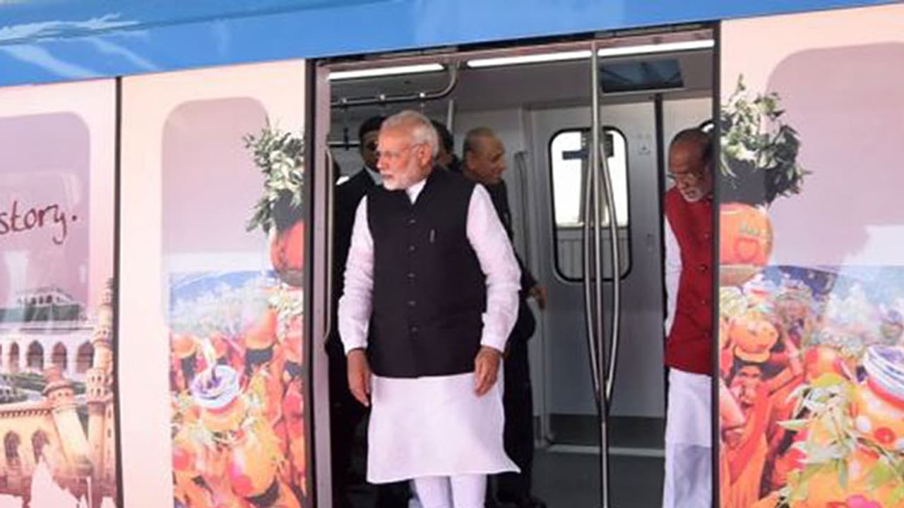 PM Modi: ప్రధాని మోడీ హైదరాబాద్ పర్యటనకు మూడంచెల భద్రత.. రాష్ట్రంలో పెరుగుతున్న పొలిటికల్ హీట్ PM Modi: ప్రధాని మోడీ హైదరాబాద్ పర్యటనకు మూడంచెల భద్రత.. రాష్ట్రంలో పెరుగుతున్న పొలిటికల్ హీట్