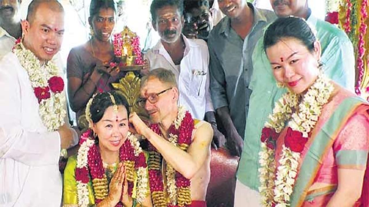 இந்து கலாச்சாரம் எங்களுக்கு ரொம்ப பிடிக்கும்…..தாலி கட்டி திருமணம் செய்து கொண்ட வெளிநாட்டு காதலர்கள்…. இந்து கலாச்சாரம் எங்களுக்கு ரொம்ப பிடிக்கும்…..தாலி கட்டி திருமணம் செய்து கொண்ட வெளிநாட்டு காதலர்கள்….