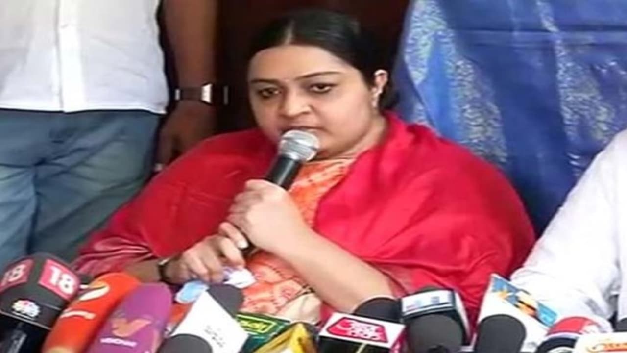 "அதிமுக பிரபலங்களுடன் பேச்சுவார்த்தை இல்லை.." – பொங்கி எழும் தீபா "அதிமுக பிரபலங்களுடன் பேச்சுவார்த்தை இல்லை.." – பொங்கி எழும் தீபா