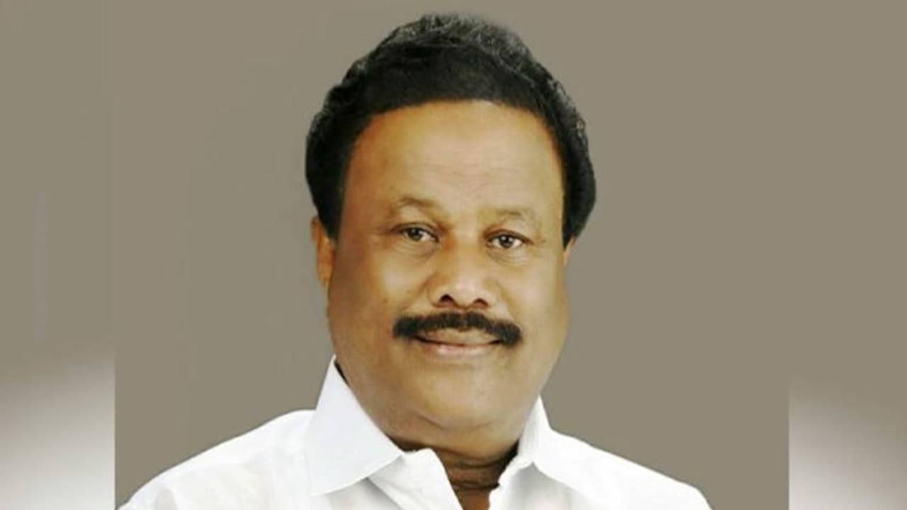 கொள்ளையடித்த பணத்தை வைத்துதான் தினகரன் புதிய கட்சி தொடங்கி உள்ளாராம் சொன்னவர் திண்டுக்கல் சீனிவாசன்... கொள்ளையடித்த பணத்தை வைத்துதான் தினகரன் புதிய கட்சி தொடங்கி உள்ளாராம் சொன்னவர் திண்டுக்கல் சீனிவாசன்...