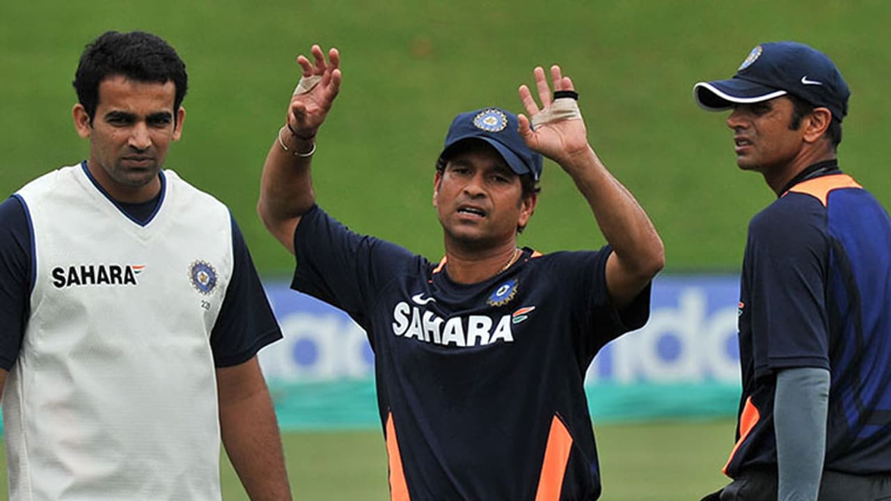 ശാസ്ത്രിയ്ക്കായി സച്ചിന് ഇറങ്ങിയപ്പോള് ദ്രാവിഡിനെയും സഹീറിനെയും ഇറക്കി ഗാംഗുലിയുടെ പൂഴിക്കടകന് പ്രയോഗം ശാസ്ത്രിയ്ക്കായി സച്ചിന് ഇറങ്ങിയപ്പോള് ദ്രാവിഡിനെയും സഹീറിനെയും ഇറക്കി ഗാംഗുലിയുടെ പൂഴിക്കടകന് പ്രയോഗം