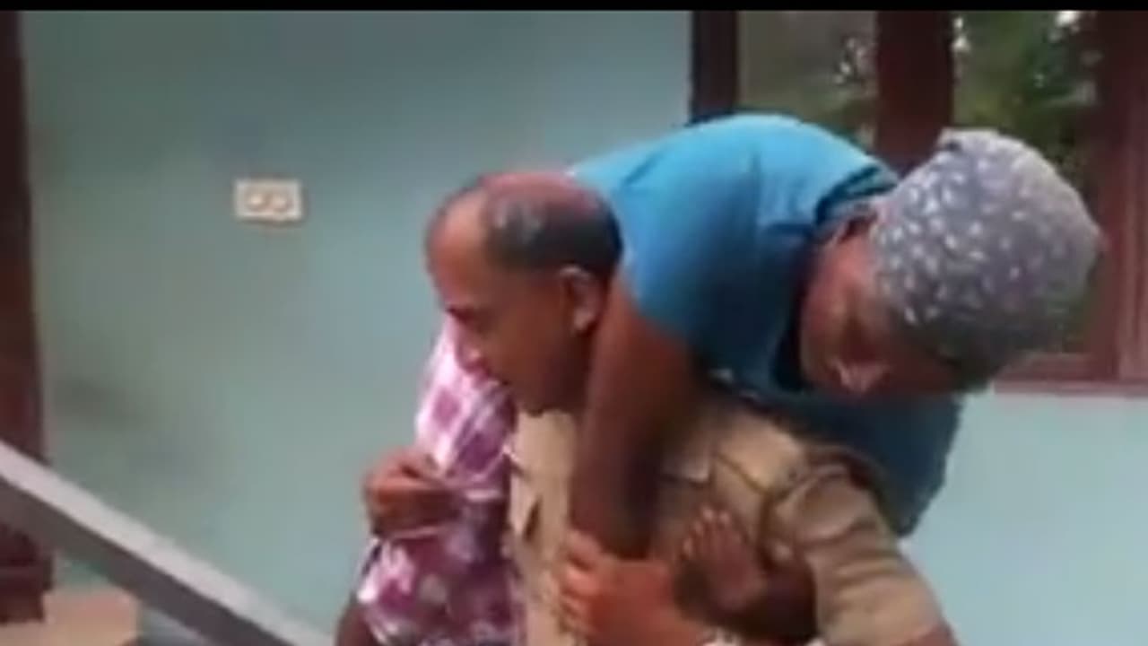വെള്ളം കയറി വീട്ടിൽ അകപ്പെട്ട വൃദ്ധനെ തോളിലേറ്റി പൊലീസുകാരൻ; വീഡിയോ കാണാം