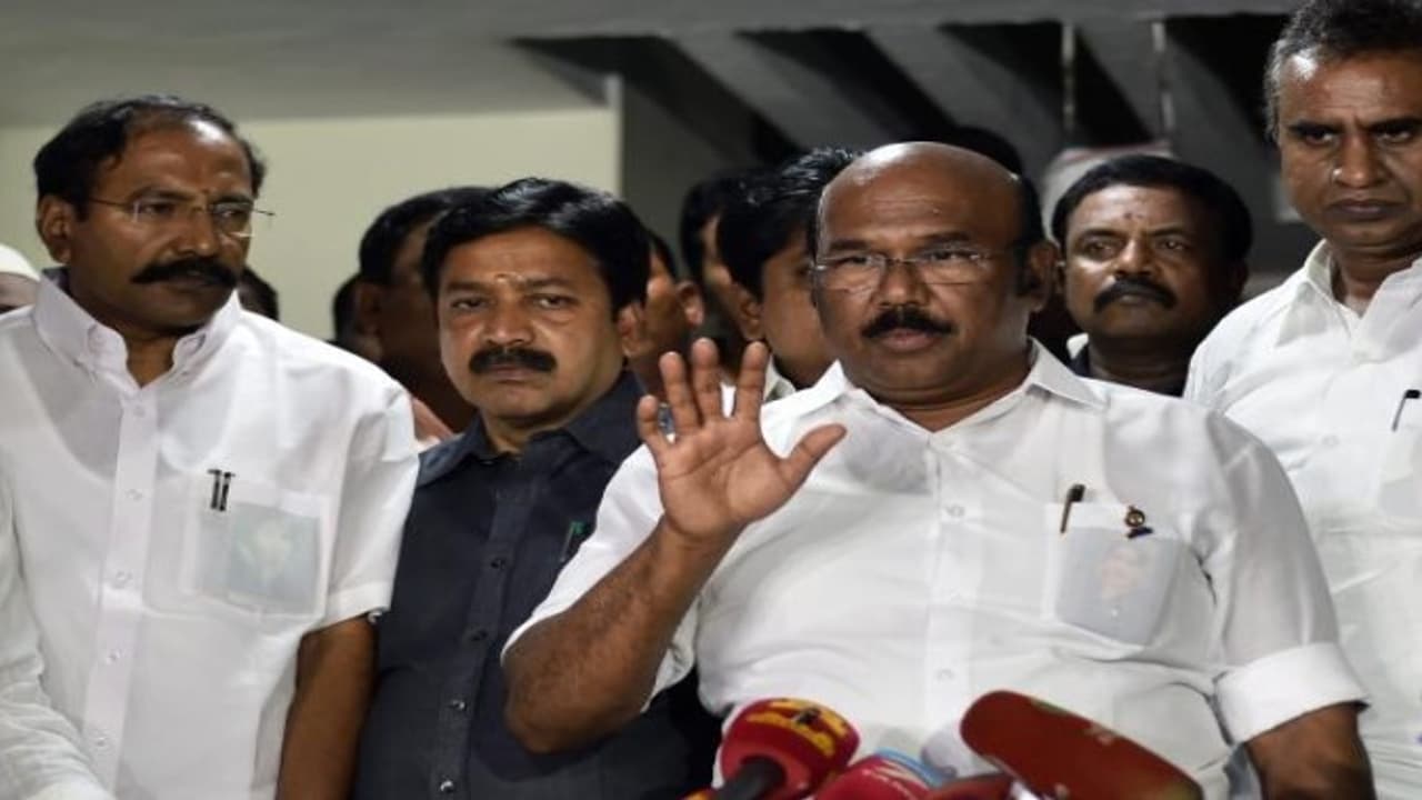 இரு அணிகள் இணைப்பால் ஆட்டம் காணும் அமைச்சர்கள்: பதவியை தக்கவைக்க படாத பாடுபடும் பரிதாப நிலை! இரு அணிகள் இணைப்பால் ஆட்டம் காணும் அமைச்சர்கள்: பதவியை தக்கவைக்க படாத பாடுபடும் பரிதாப நிலை!