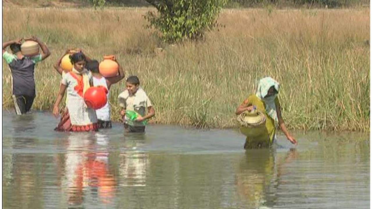 ಅಂಬೆಜೂಗ ಗ್ರಾಮಸ್ಥರ ಗೋಳು ಕೇಳೋರಿಲ್ಲ; ಪ್ರತಿನಿತ್ಯ ಕುಡಿಯುವ ನೀರಿಗಾಗಿ ಪರದಾಟ