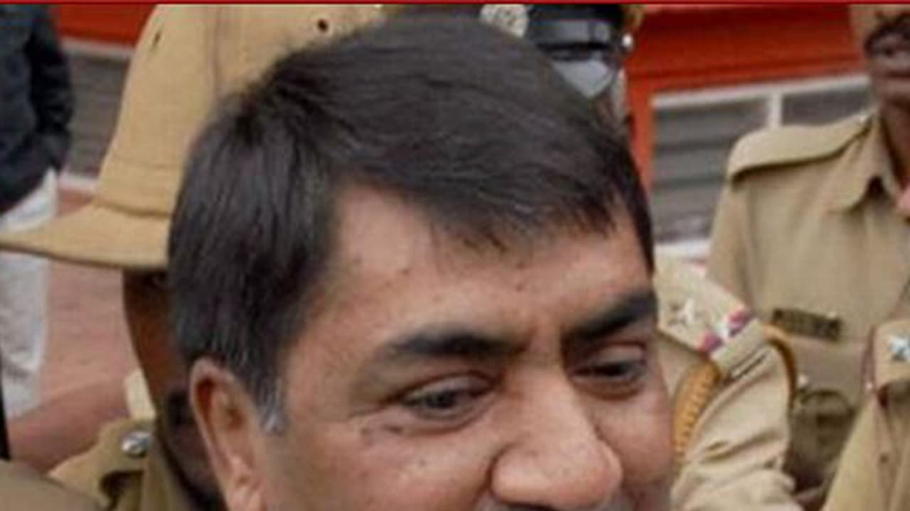 Fake stamp paper racket kingpin Abdul Karim Telgi critically ill, on ventilator support Fake stamp paper racket kingpin Abdul Karim Telgi critically ill, on ventilator support