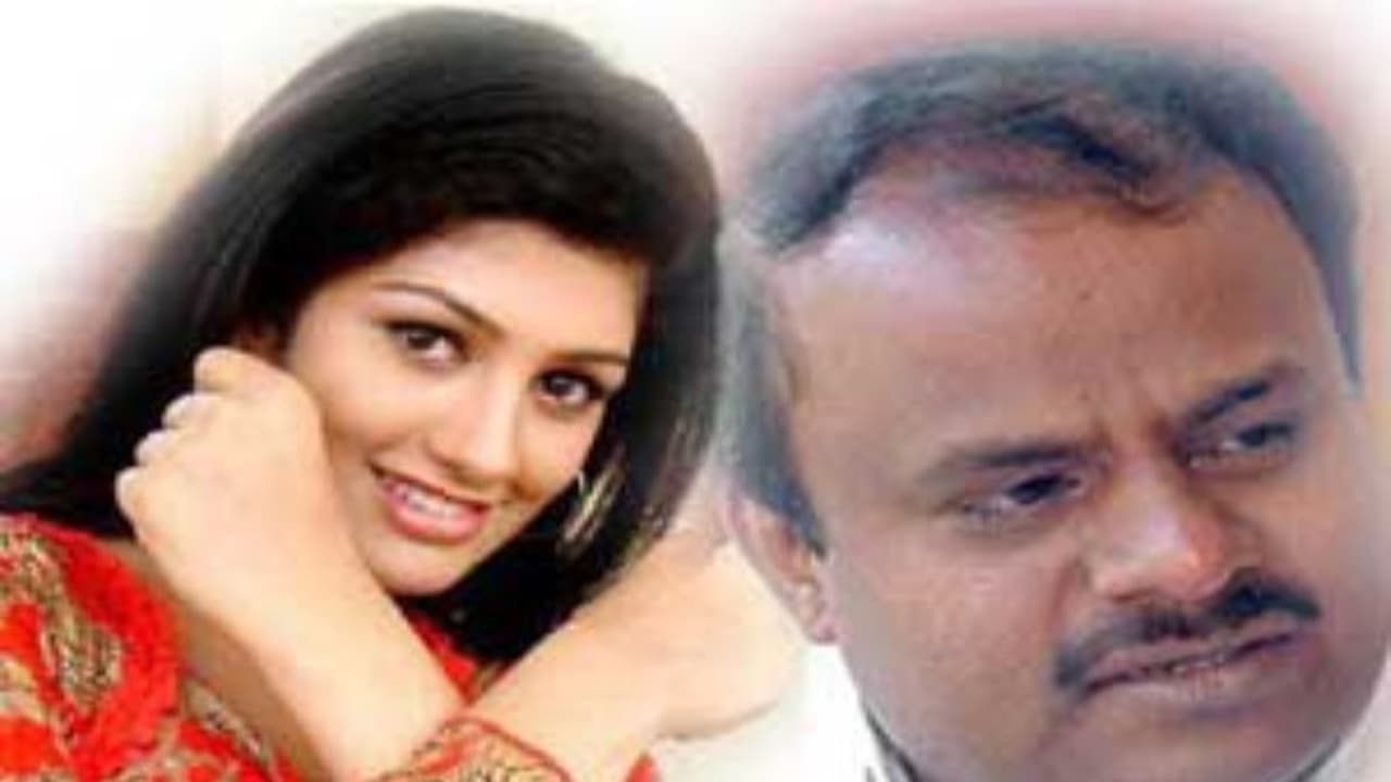 பெல்லி டான்சில் பட்டையை கிளப்பும் குமாரசாமியின் மனைவி குட்டி ராதிகா...! பெல்லி டான்சில் பட்டையை கிளப்பும் குமாரசாமியின் மனைவி குட்டி ராதிகா...!