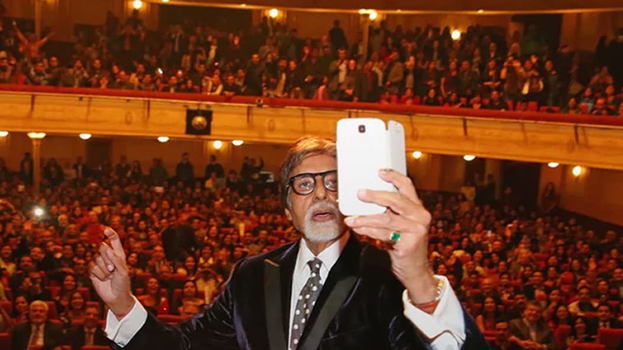 Amitabh Bachchan urges people to remain alert while clicking selfies Amitabh Bachchan urges people to remain alert while clicking selfies