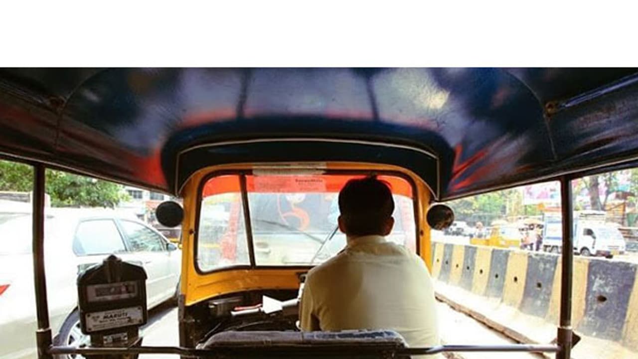 ഓട്ടോ ഡ്രൈവര്‍മാര്‍ എന്തിനാണ് പലപ്പോഴും ഒരു വശം ചെരി‌ഞ്ഞ് ഇരിക്കുന്നത്.. ഇതാ ഉത്തരം