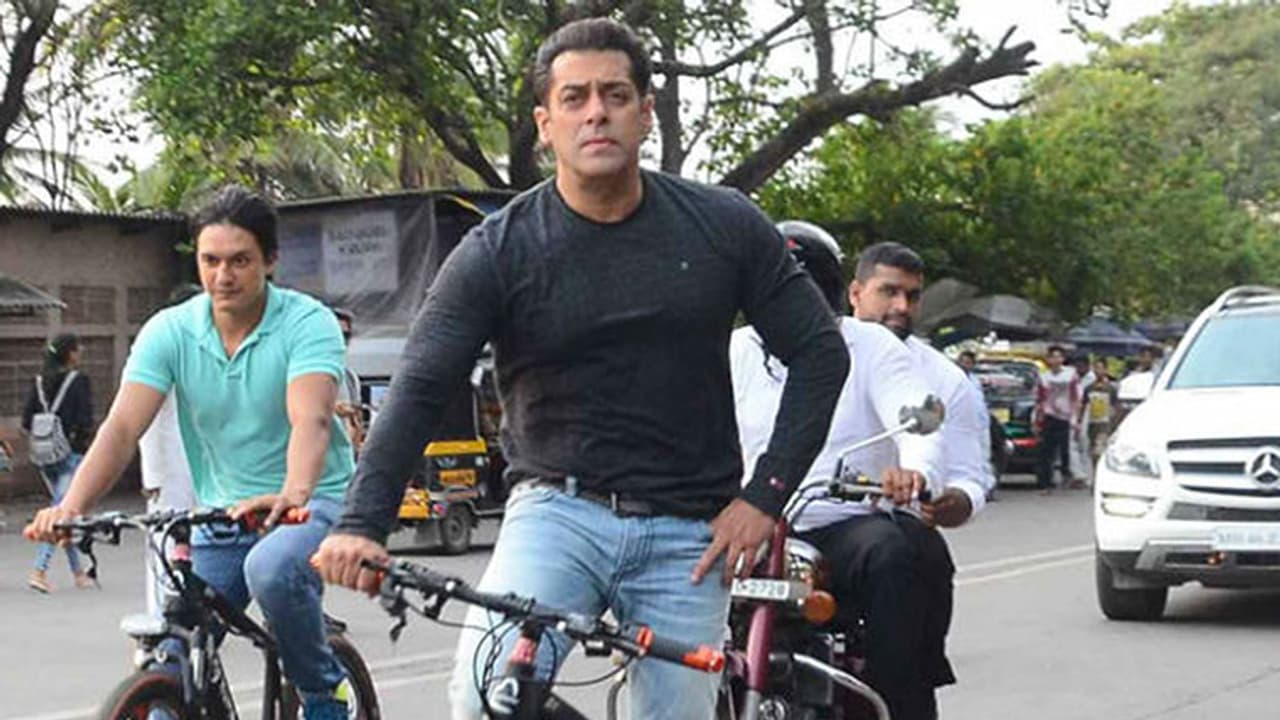 বৃষ্টির মধ্যে সাইকেল চালিয়ে কোথায় গেলেন সলমন, নেট দুনিয়ায় ভাইরাল ভিডিও বৃষ্টির মধ্যে সাইকেল চালিয়ে কোথায় গেলেন সলমন, নেট দুনিয়ায় ভাইরাল ভিডিও