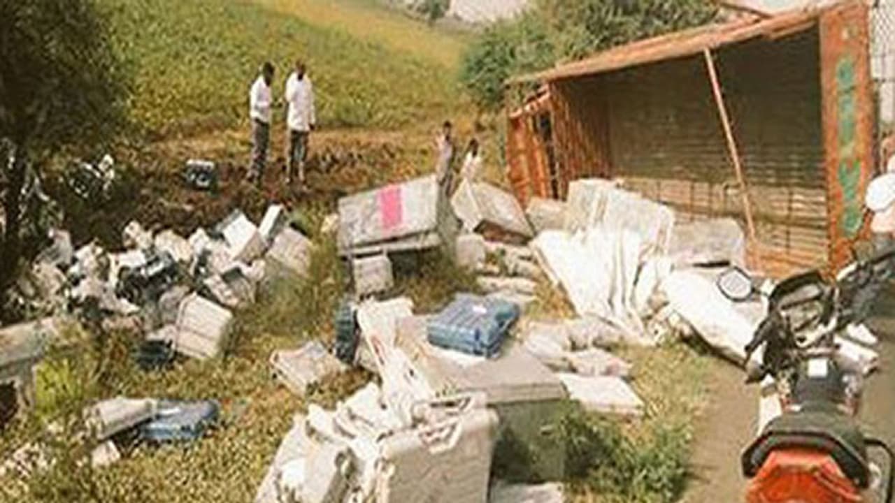 ഗുജറാത്തില് വോട്ടിങ് മെഷീനുമായി പോയ ട്രക്ക് മറിഞ്ഞു; അട്ടിമറിയെന്ന് ഹര്ദിക് ഗുജറാത്തില് വോട്ടിങ് മെഷീനുമായി പോയ ട്രക്ക് മറിഞ്ഞു; അട്ടിമറിയെന്ന് ഹര്ദിക്