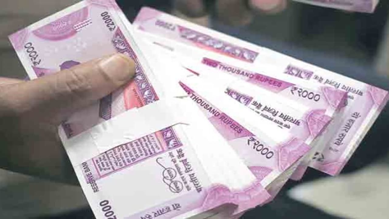 ரூ. 10 லட்சத்துக்கு மேல் டெபாசிட்டா? தேடுகிறது வருமான வரித்துறை ரூ. 10 லட்சத்துக்கு மேல் டெபாசிட்டா? தேடுகிறது வருமான வரித்துறை