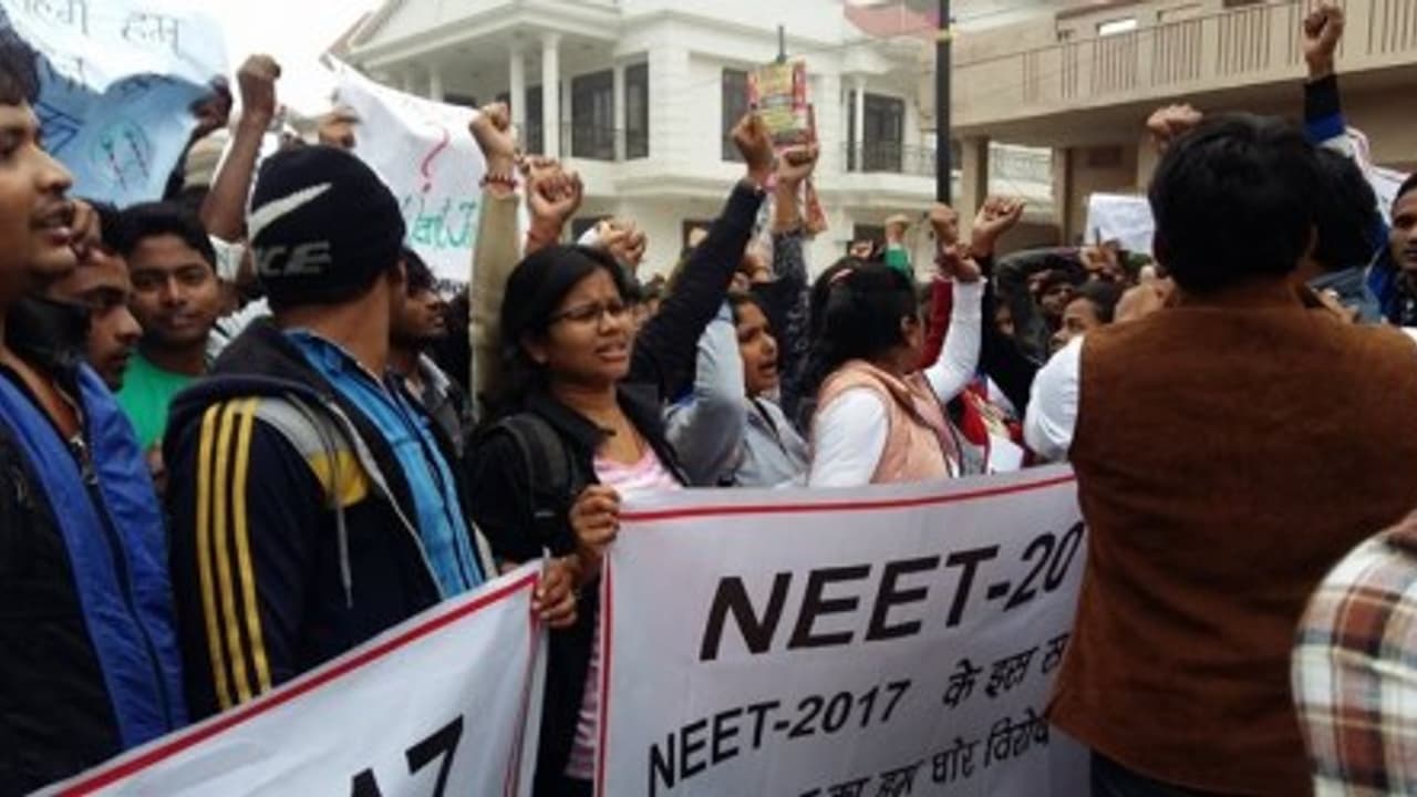 நீட் தேர்வை தொடர்ந்து எதிர்க்கும் மாணவர்கள் கோவையில் விடிய விடிய தர்ணா போராட்டம் நீட் தேர்வை தொடர்ந்து எதிர்க்கும் மாணவர்கள் கோவையில் விடிய விடிய தர்ணா போராட்டம்