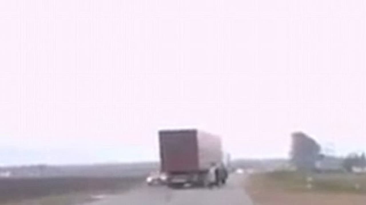 ಹೈವೆಯಲ್ಲಿ ಲಾರಿಗೆ ಅಡ್ಡ ಬಂದ ಅದೃಶ್ಯ ಮಾನವ... ! ಹೈವೆಯಲ್ಲಿ ಲಾರಿಗೆ ಅಡ್ಡ ಬಂದ ಅದೃಶ್ಯ ಮಾನವ... !