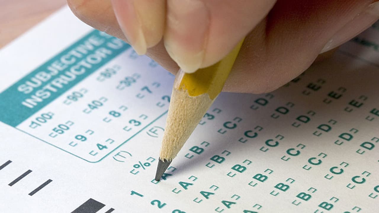 ചുമട്ടുകാരന്റെ തസ്തികയിലേക്ക് അപേക്ഷിച്ചത് അഞ്ച് എംഫില്ലുകാരും 253 പിജിക്കാരും 984 ഡിഗ്രിക്കാരും ചുമട്ടുകാരന്റെ തസ്തികയിലേക്ക് അപേക്ഷിച്ചത് അഞ്ച് എംഫില്ലുകാരും 253 പിജിക്കാരും 984 ഡിഗ്രിക്കാരും