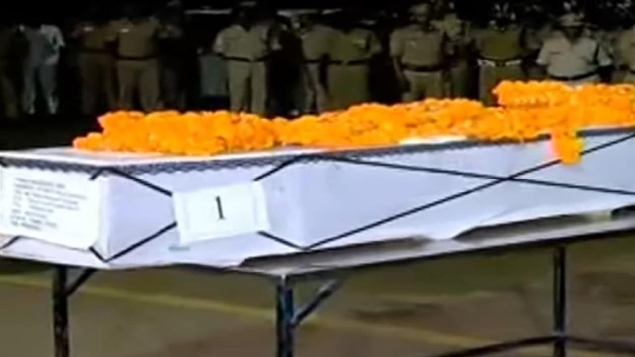 வீரர் அழகுபாண்டியின் உடல் மதுரை வருகை – அமைச்சர்கள், அதிகாரிகள் அஞ்சலி... வீரர் அழகுபாண்டியின் உடல் மதுரை வருகை – அமைச்சர்கள், அதிகாரிகள் அஞ்சலி...