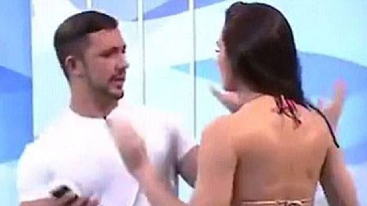 ബിക്കിനി മോഡലിനോട് 'കൈയ്യേറ്റം': അവതാരകനെ തല്ലി മോഡല്‍ പരിപാടി ബഹിഷ്കരിച്ചു