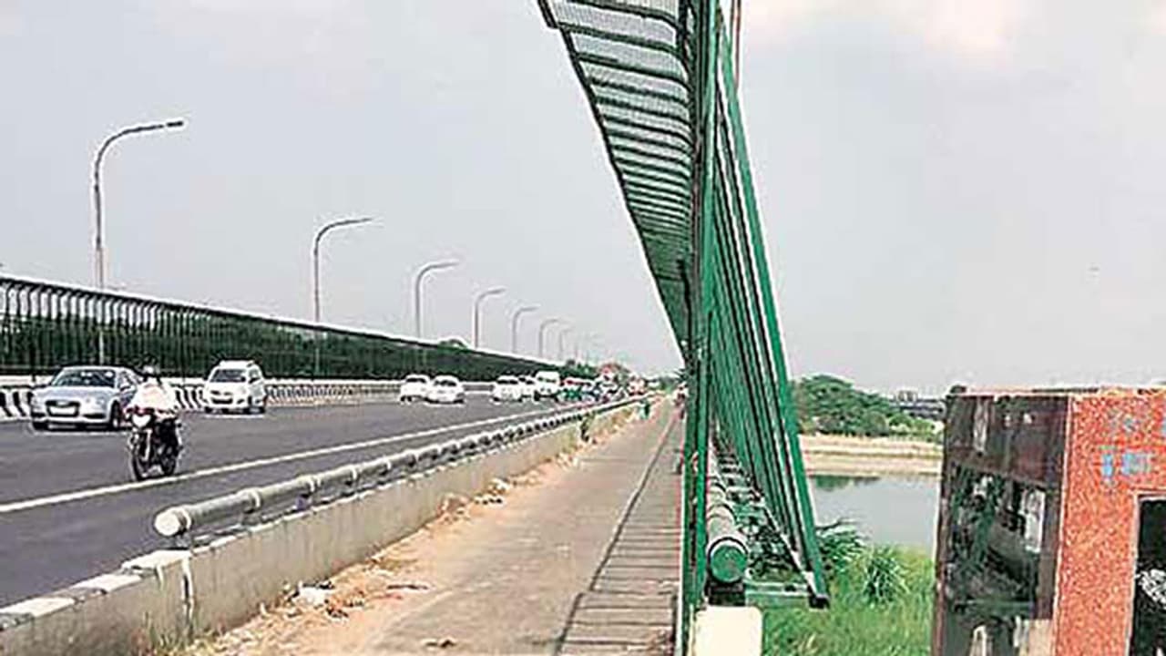 21കാരി ദേശീയപാതയോരത്ത് പ്രസവിച്ചു; ചികിത്സ കിട്ടാതെ കുഞ്ഞ് മരിച്ചു 21കാരി ദേശീയപാതയോരത്ത് പ്രസവിച്ചു; ചികിത്സ കിട്ടാതെ കുഞ്ഞ് മരിച്ചു