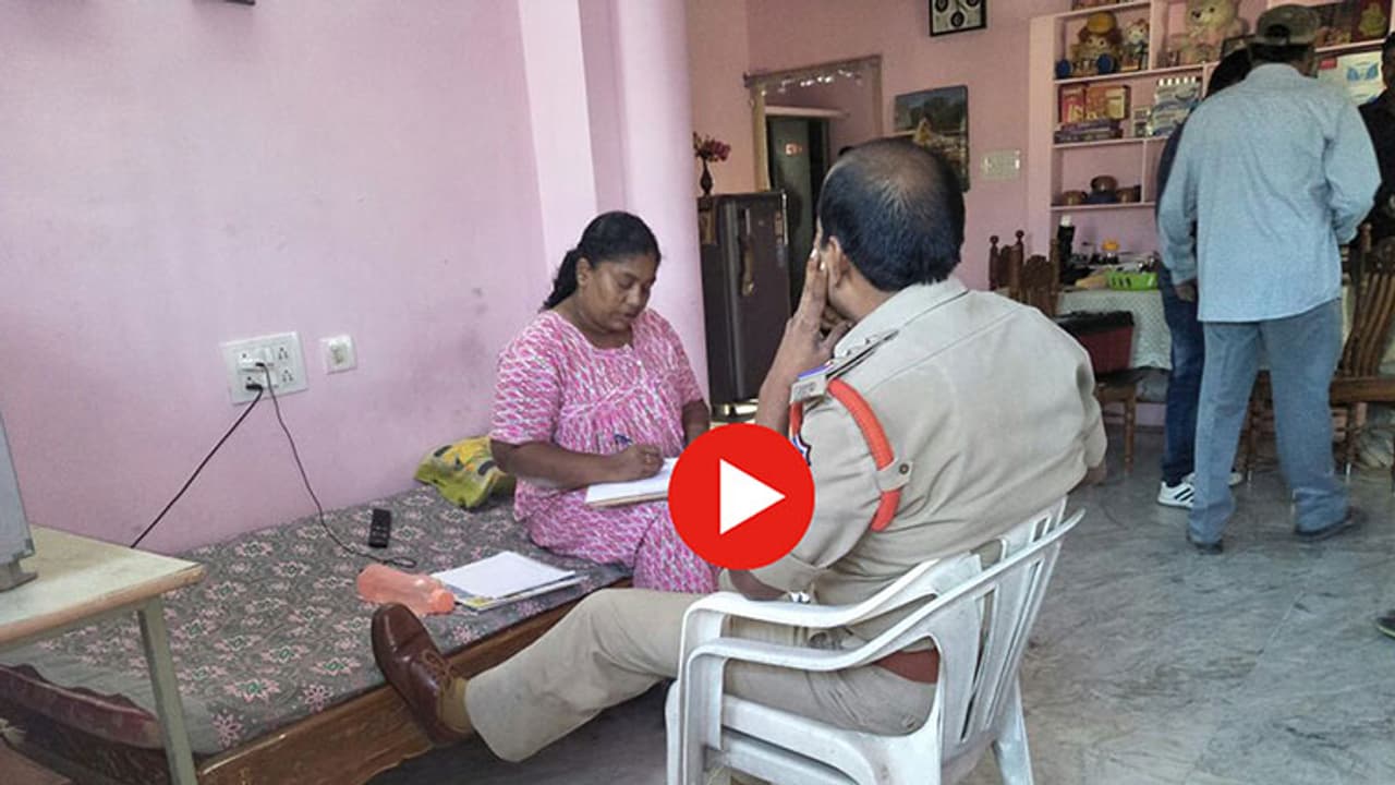 ఈ పోలీస్ మీద వేటు (వీడియో) ఈ పోలీస్ మీద వేటు (వీడియో)