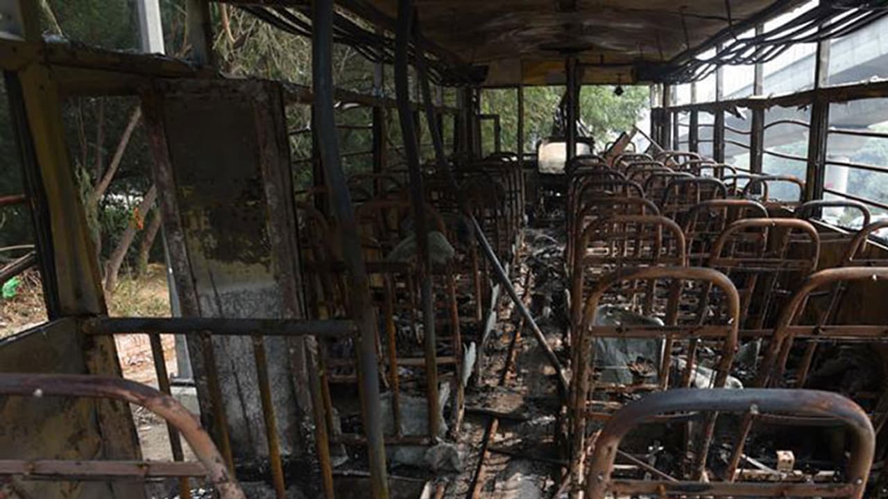 ഓടിക്കൊണ്ടിരുന്ന ബസിന് തീപിടിച്ച് അമ്മയും കുഞ്ഞും മരിച്ചു ഓടിക്കൊണ്ടിരുന്ന ബസിന് തീപിടിച്ച് അമ്മയും കുഞ്ഞും മരിച്ചു