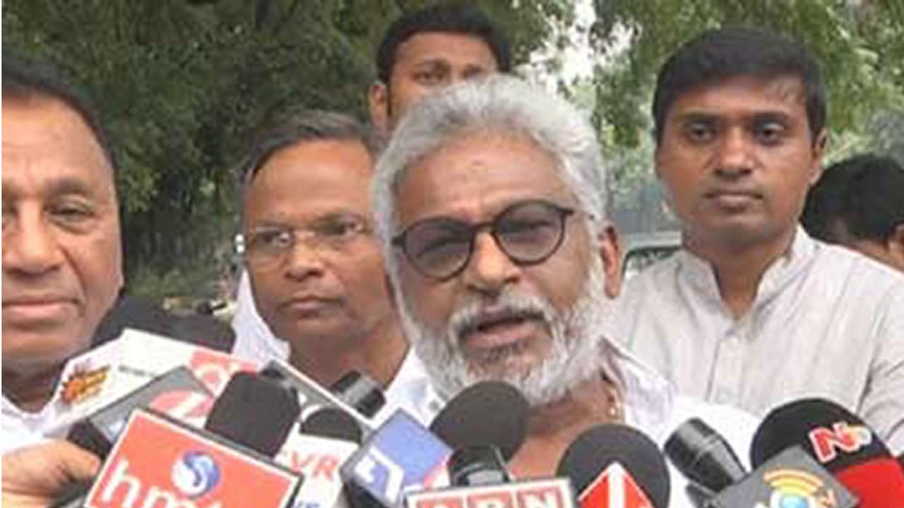 వైసీపీలోకి ఇద్దరు టీడీపీ ఎంపీలు: క్లారిటీ ఇచ్చిన వైవీ సుబ్బారెడ్డి వైసీపీలోకి ఇద్దరు టీడీపీ ఎంపీలు: క్లారిటీ ఇచ్చిన వైవీ సుబ్బారెడ్డి