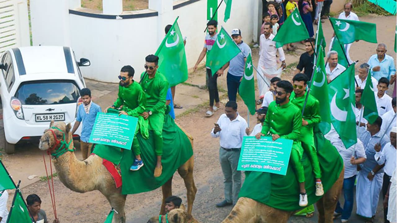 പ്രകടനത്തിന് മാറ്റുകൂട്ടാന് മുസ്ലിം ലീഗ് അണിനിരത്തിയത് ഒട്ടകങ്ങളെ പ്രകടനത്തിന് മാറ്റുകൂട്ടാന് മുസ്ലിം ലീഗ് അണിനിരത്തിയത് ഒട്ടകങ്ങളെ
